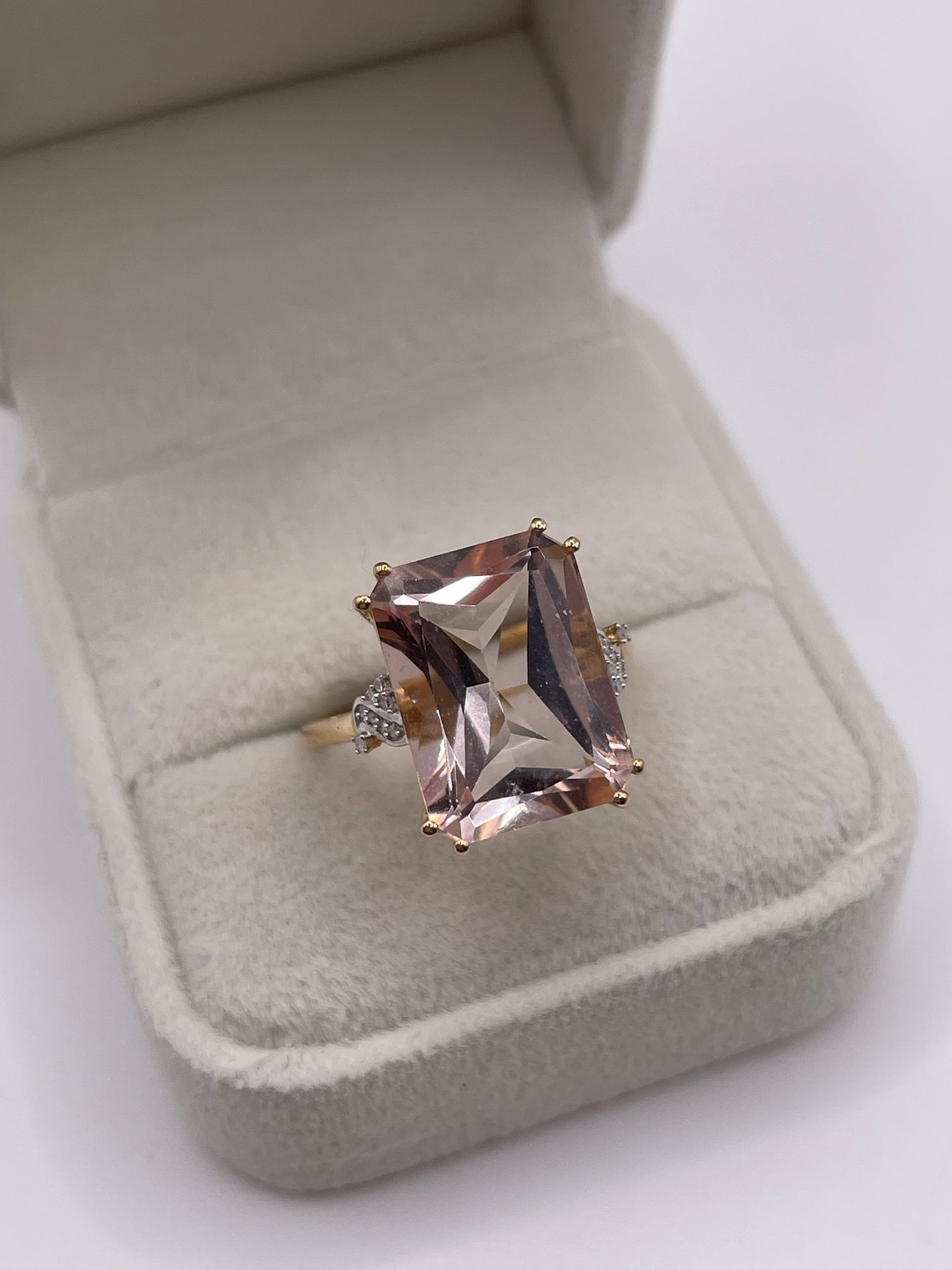 9ct gold morganite and diamond ring