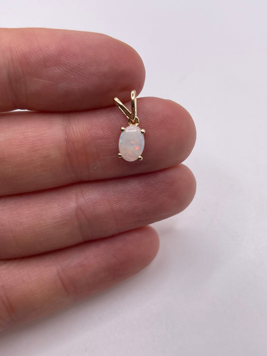 9ct gold opal pendant