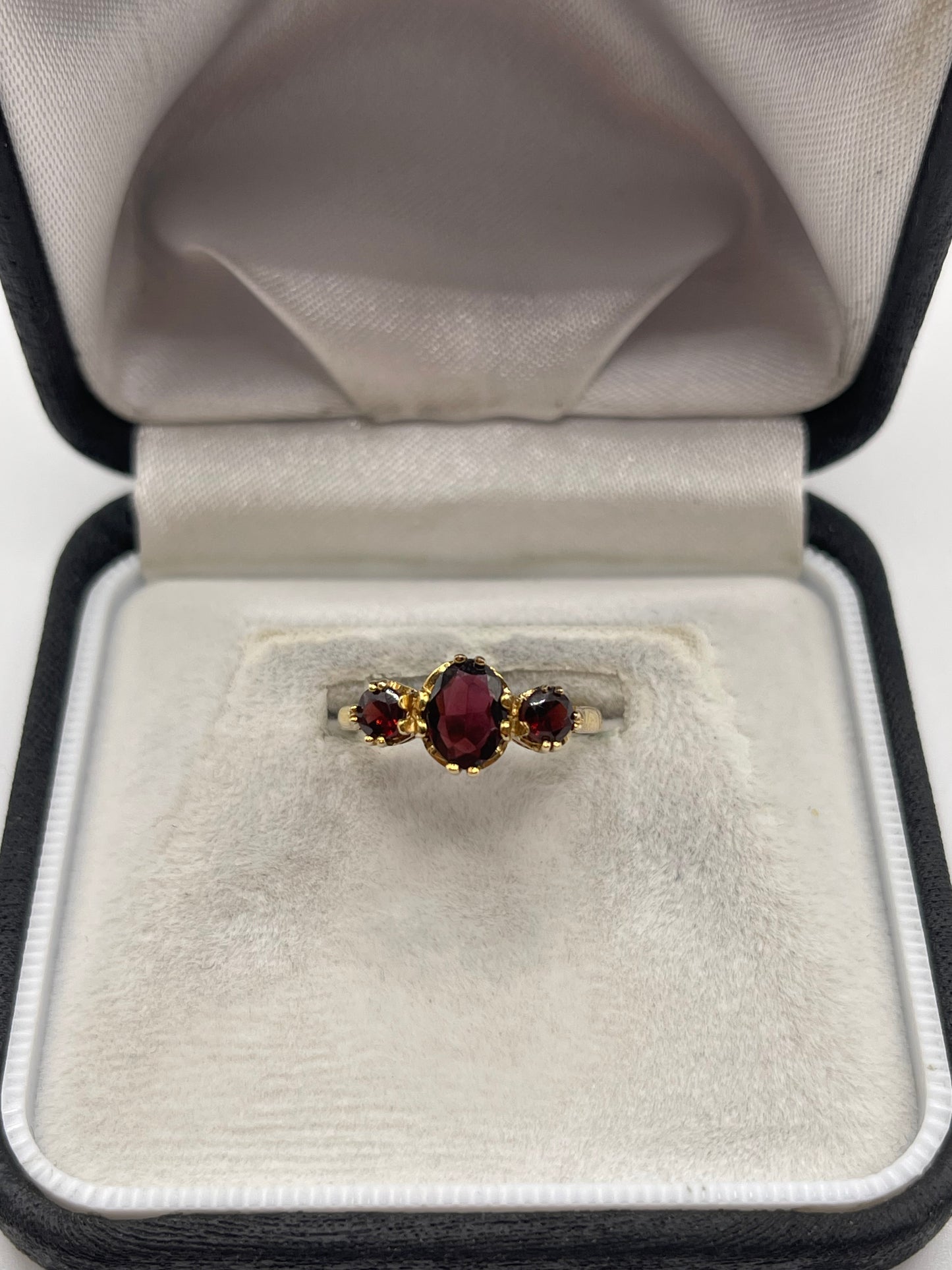 9ct gold garnet ring