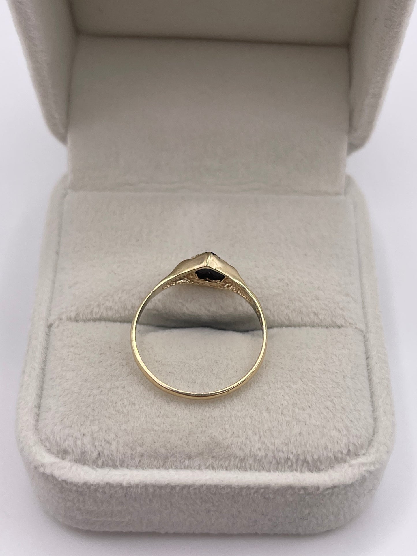 9ct gold onyx heart ring