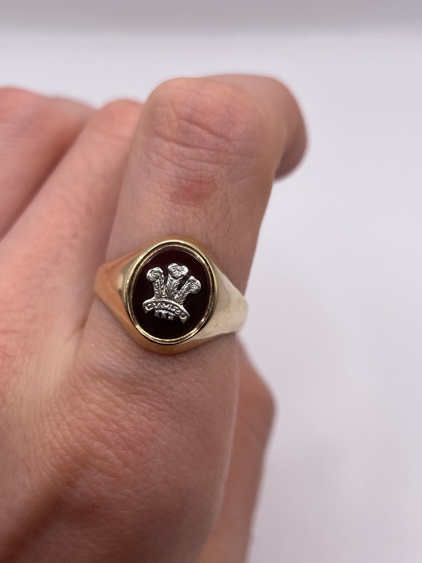 9ct gold carnelian crest ring