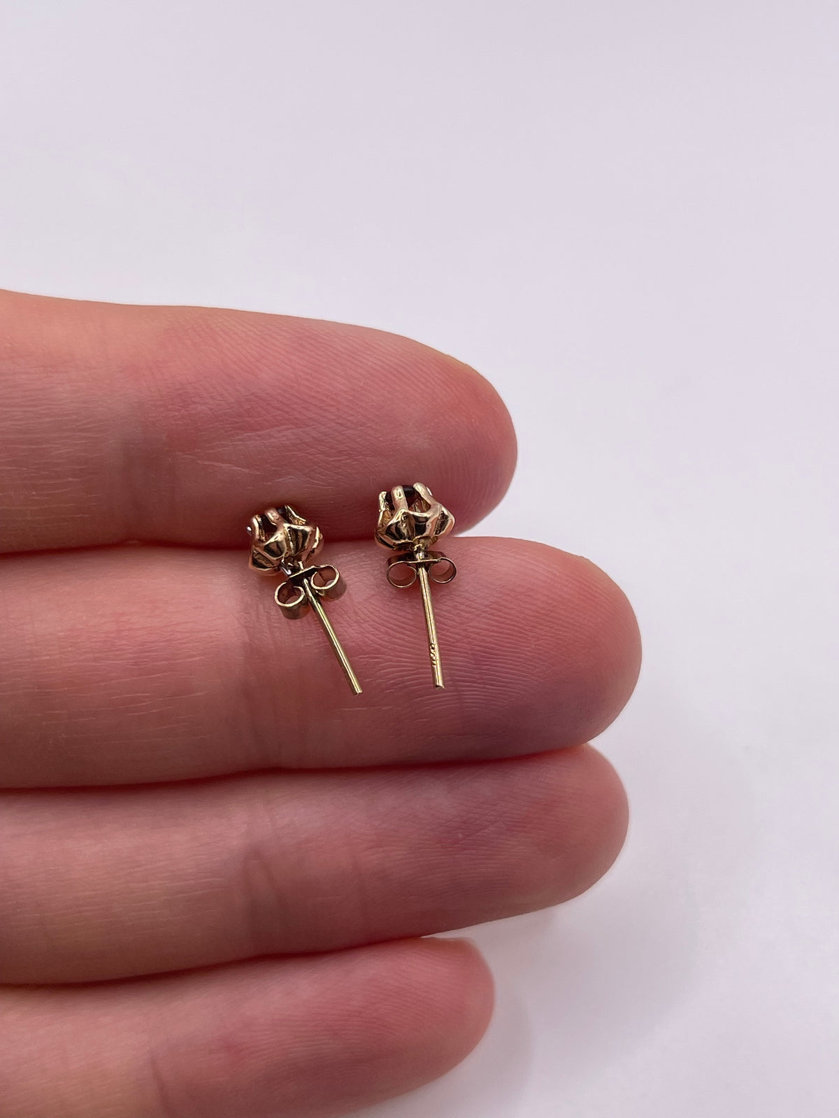 9ct gold garnet earrings