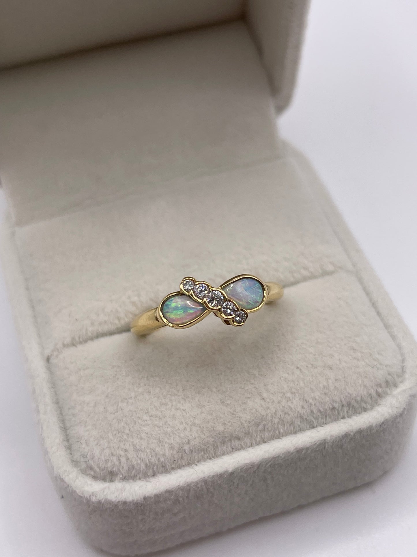 18ct gold opal and diamond ring