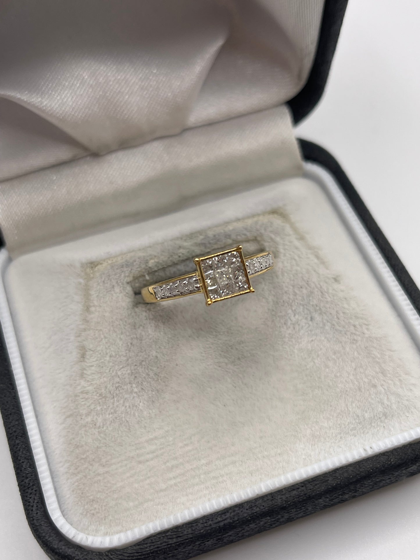 9ct gold diamond cluster ring