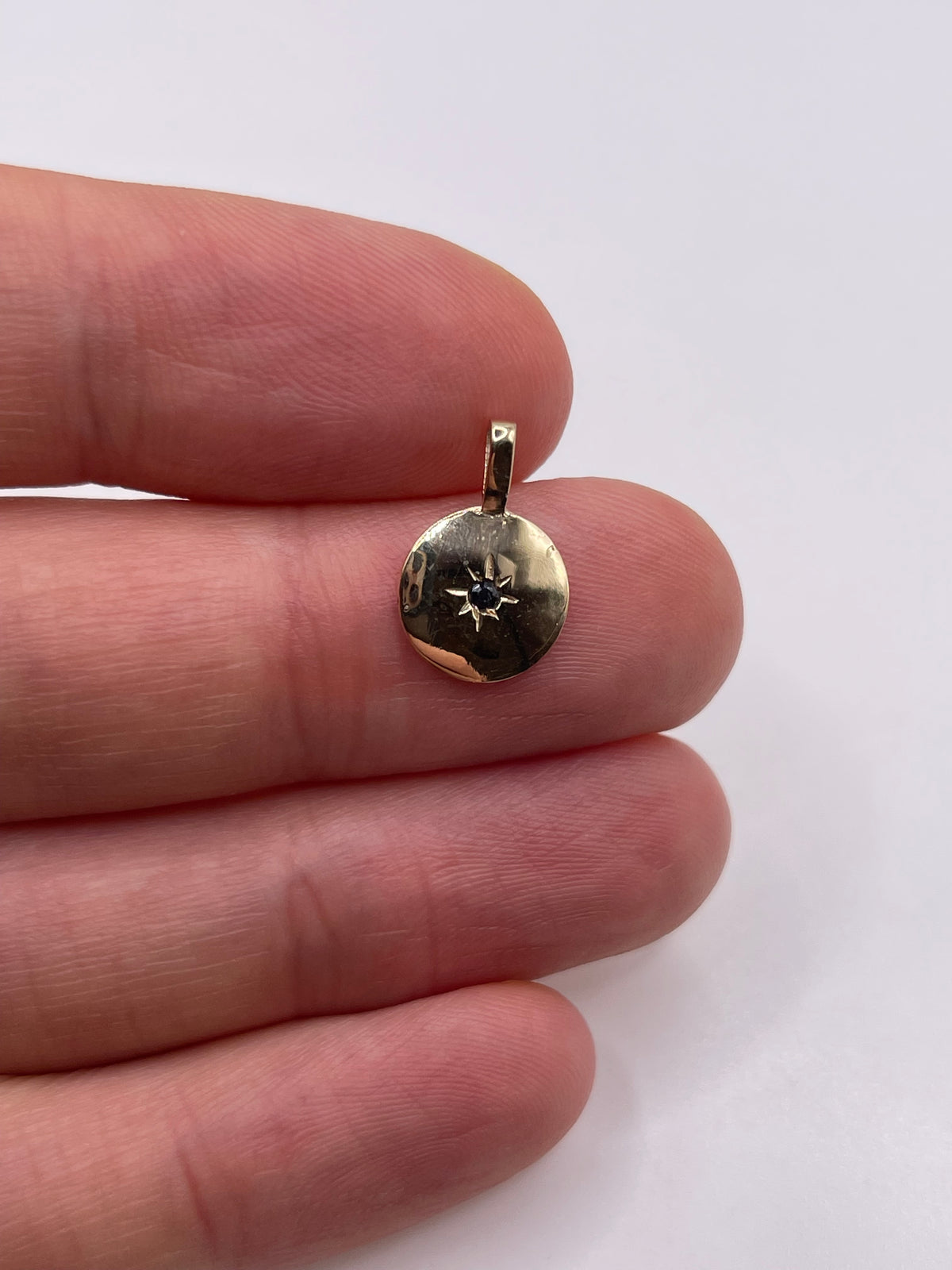 9ct gold sapphire pendant