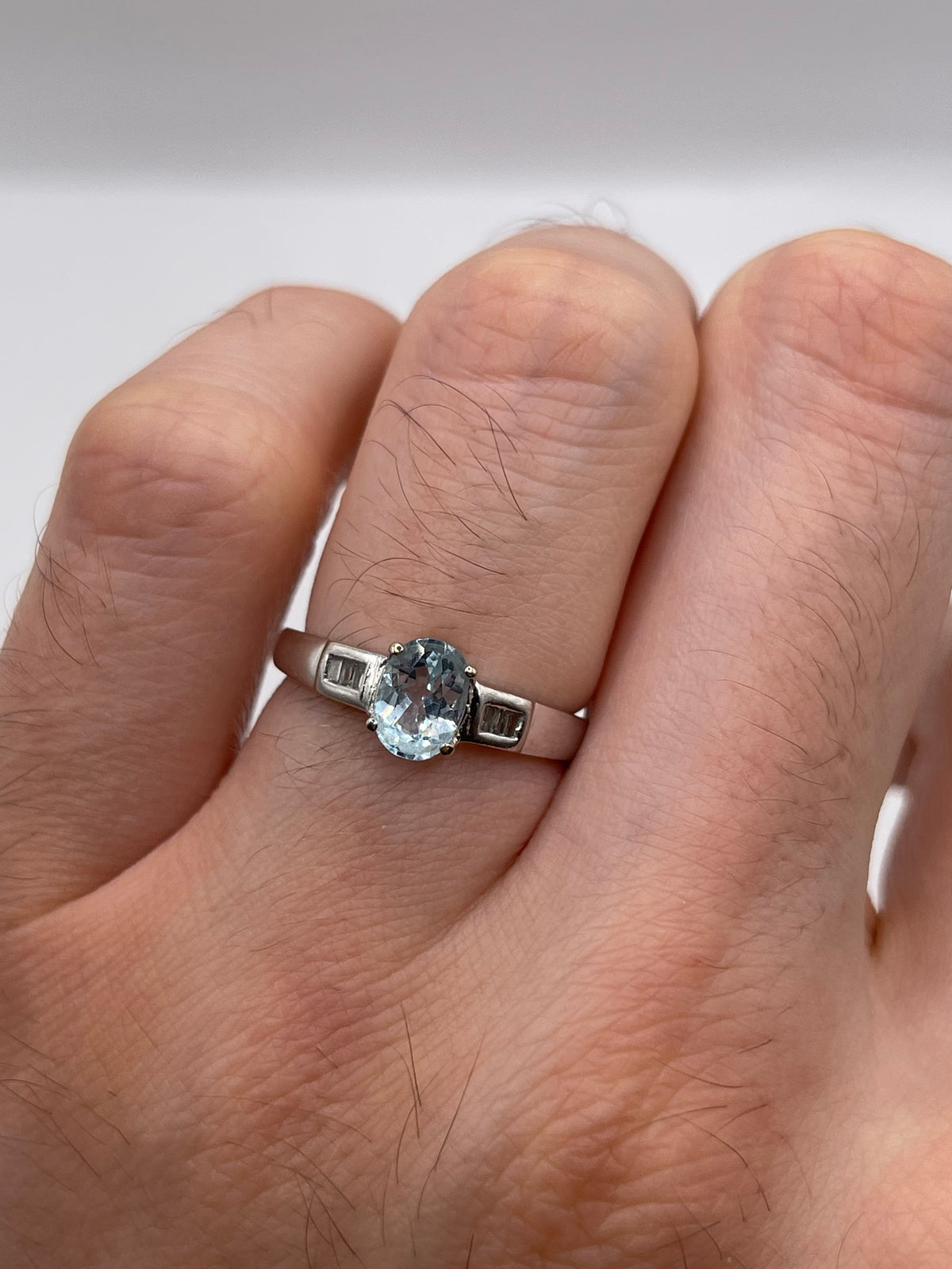 9ct white gold aquamarine and diamond ring