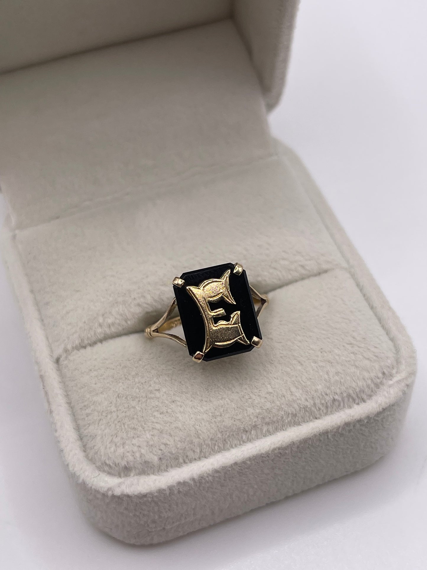 9ct gold onyx initial E ring