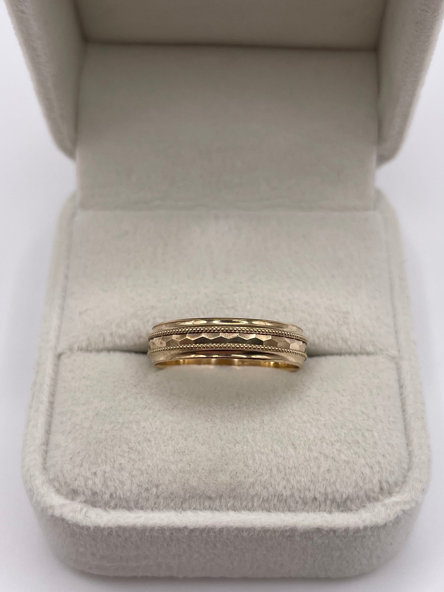 9ct gold patterned band