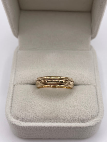 9ct gold patterned band