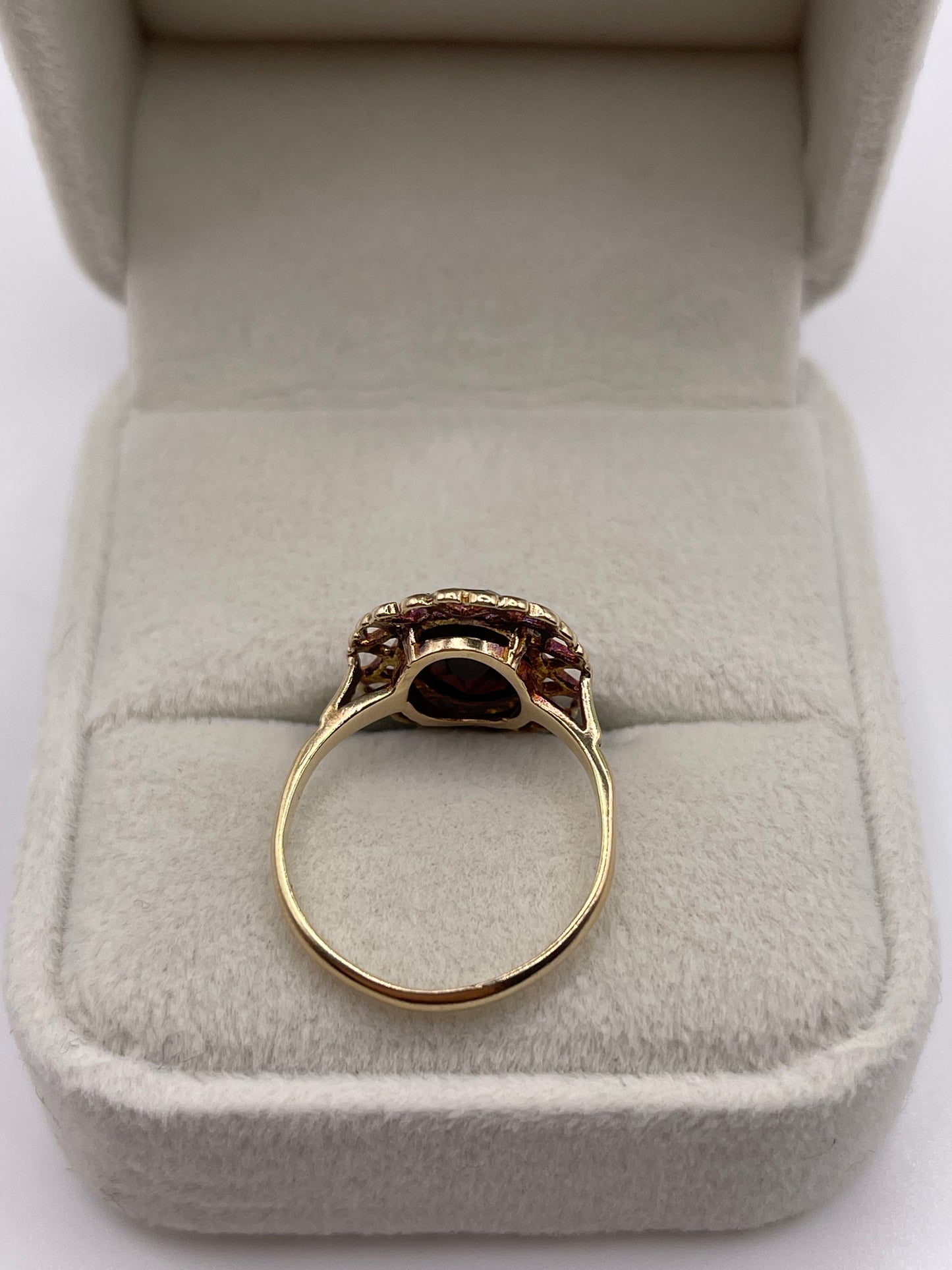 9ct gold garnet ring