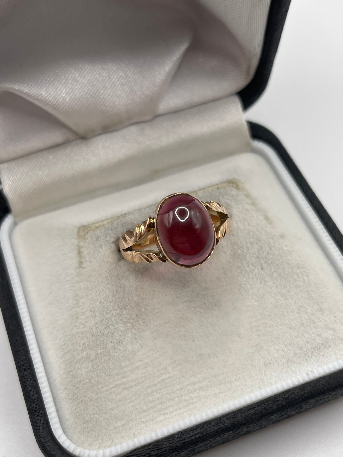 Antique 9ct rose gold cabochon garnet ring