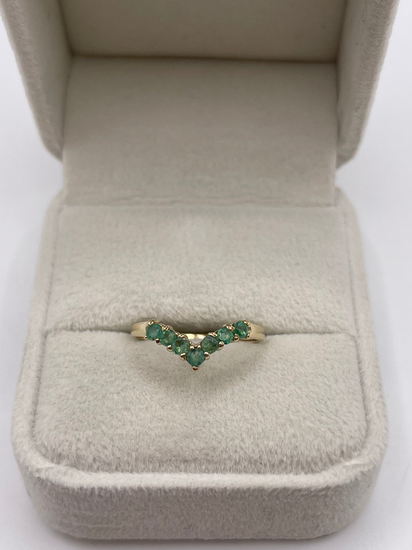 9ct gold emerald wishbone ring