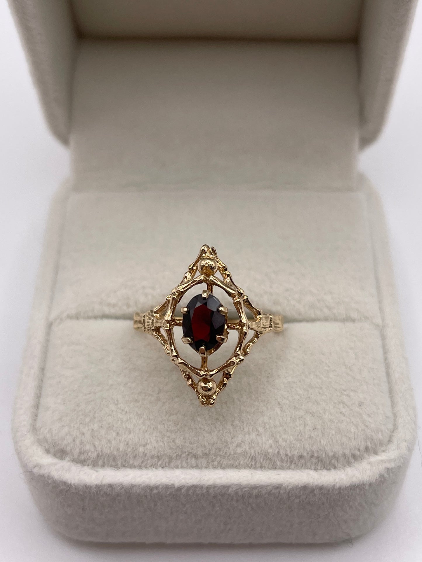 9ct gold garnet ring