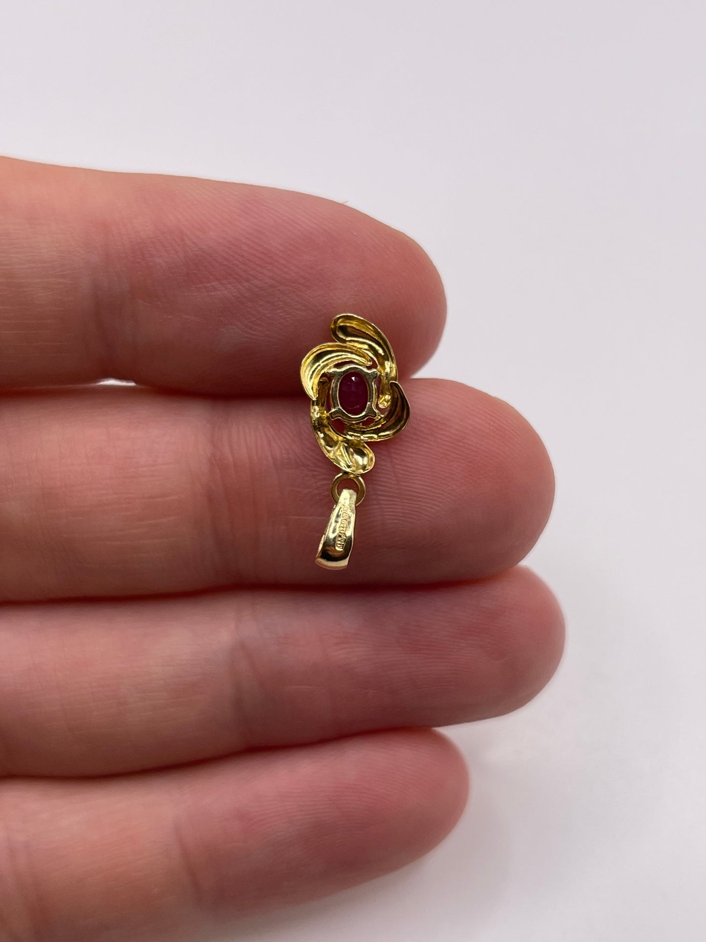 18ct gold ruby pendant