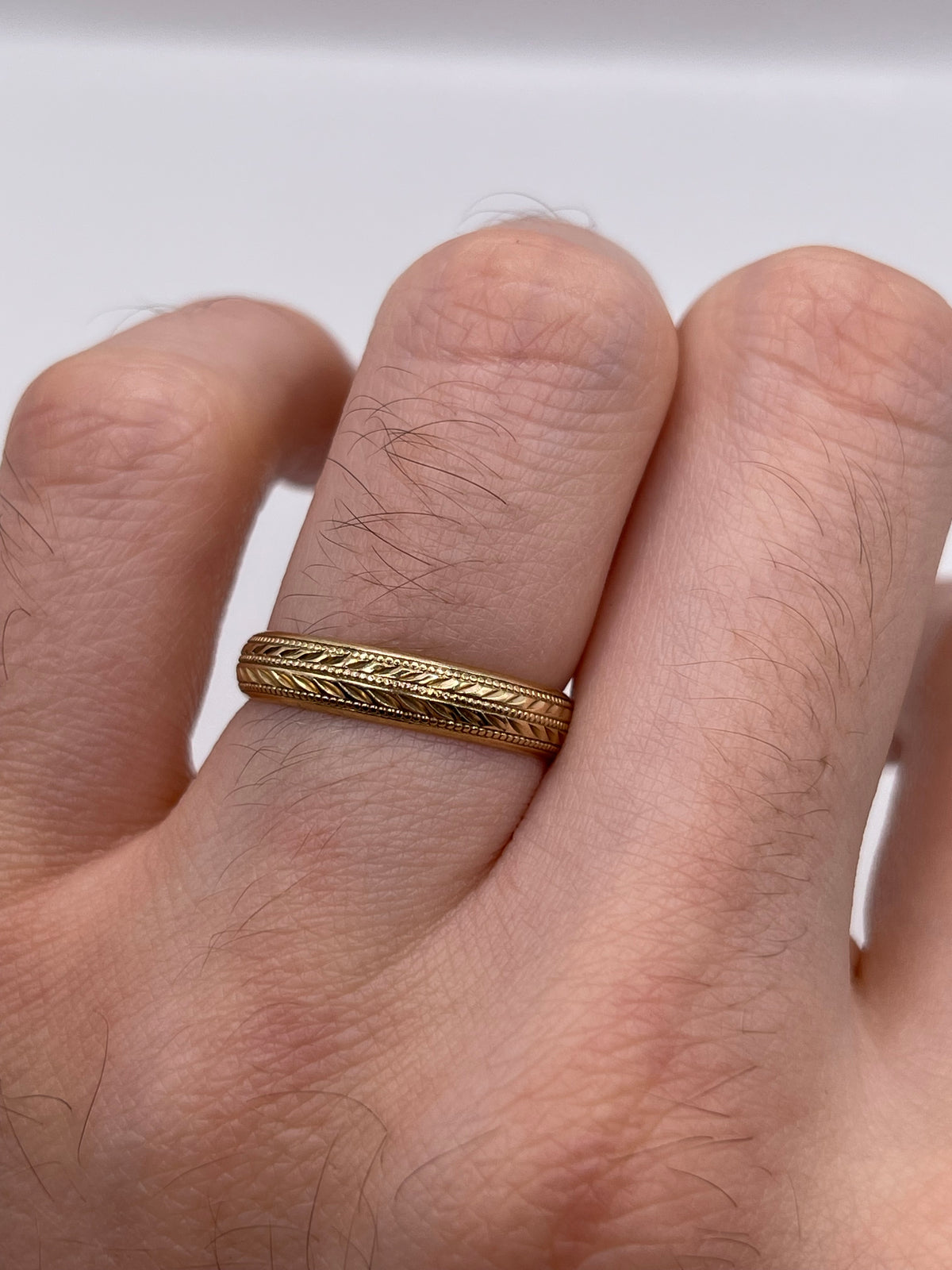 9ct gold patterned band