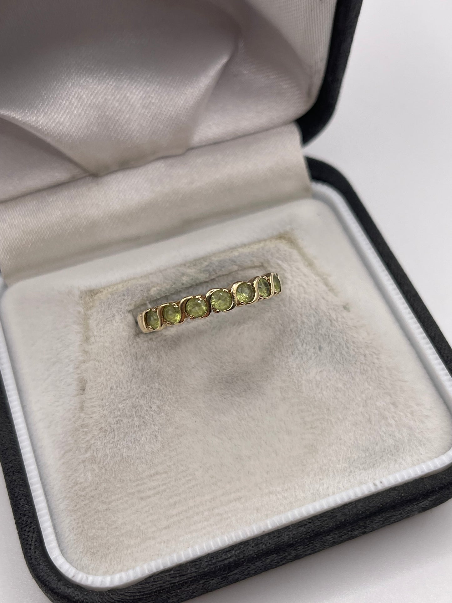 9ct gold peridot ring