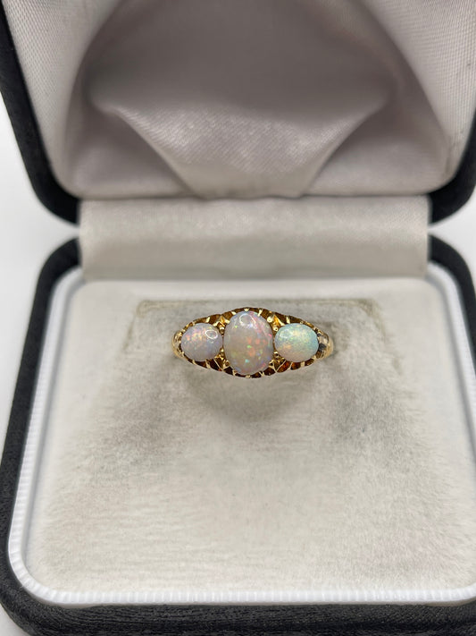 Antique 18ct gold opal ring