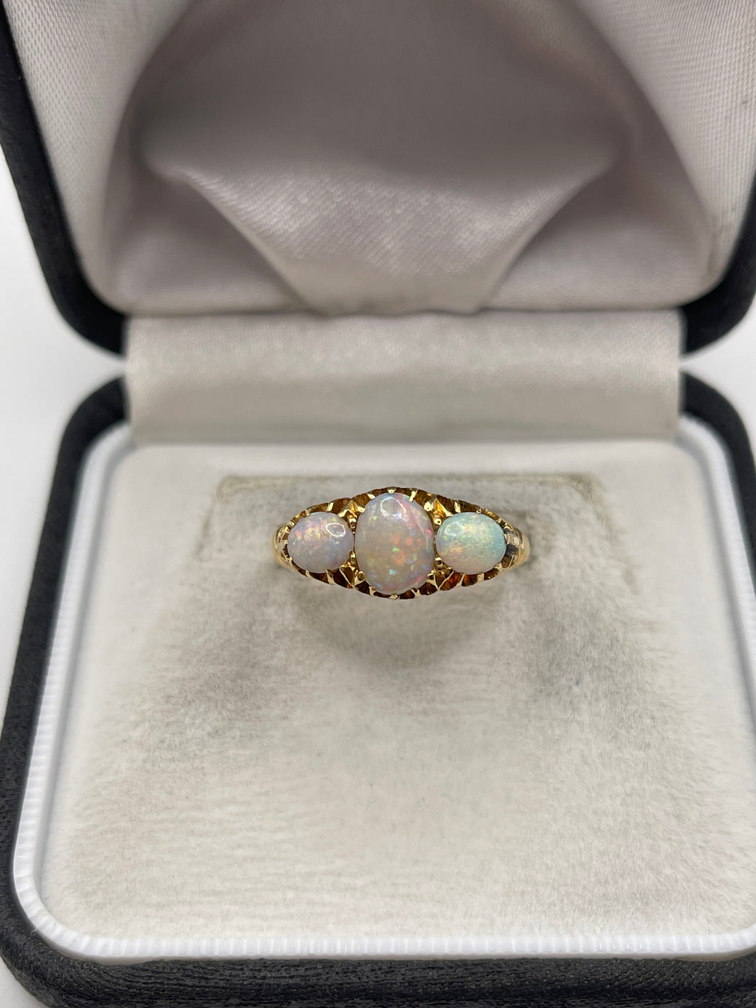 Antique 18ct gold opal ring