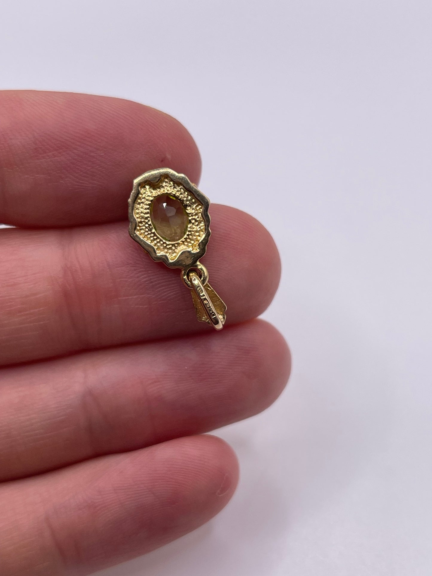9ct gold peridot pendant
