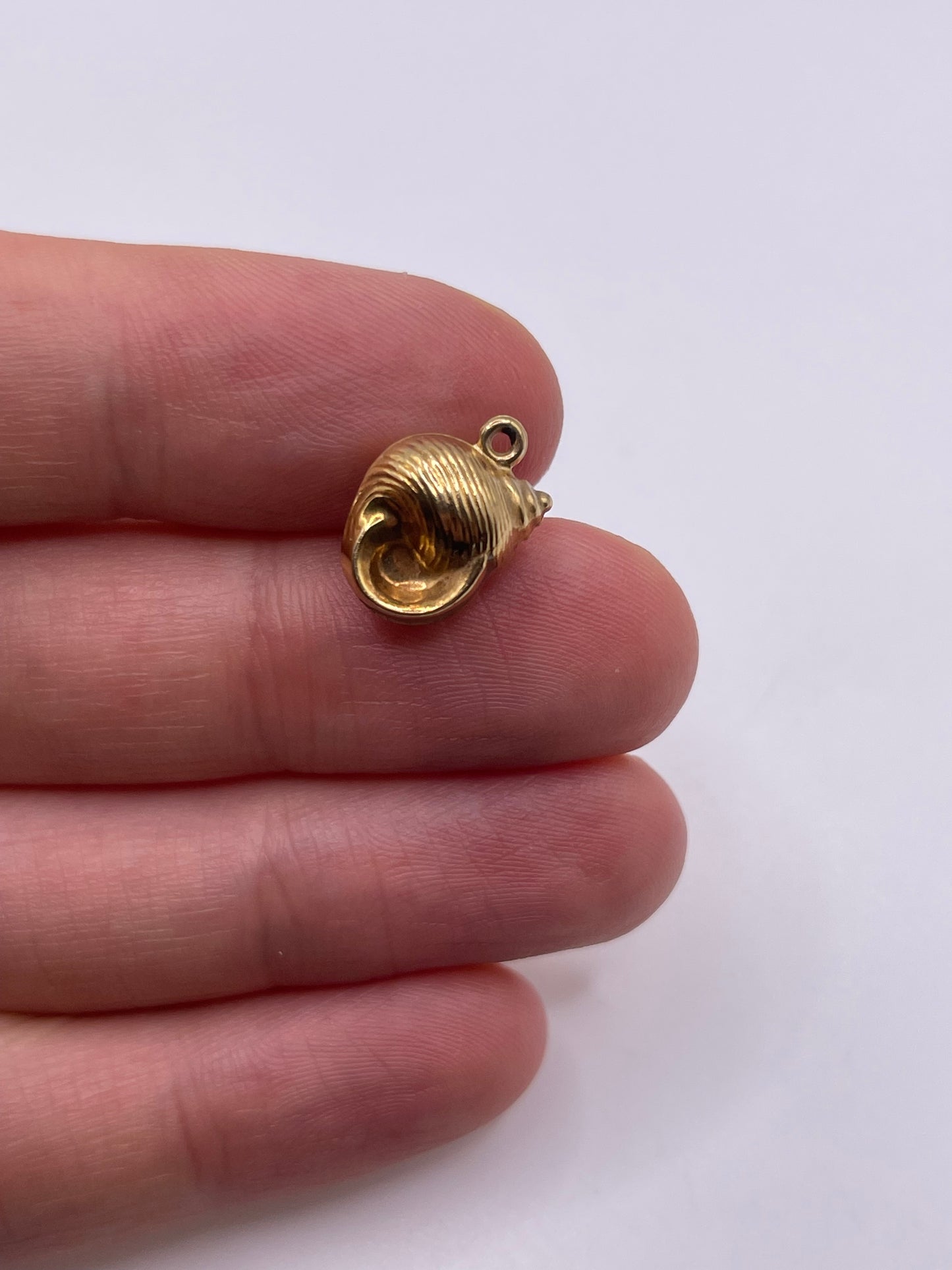 9ct gold shell charm