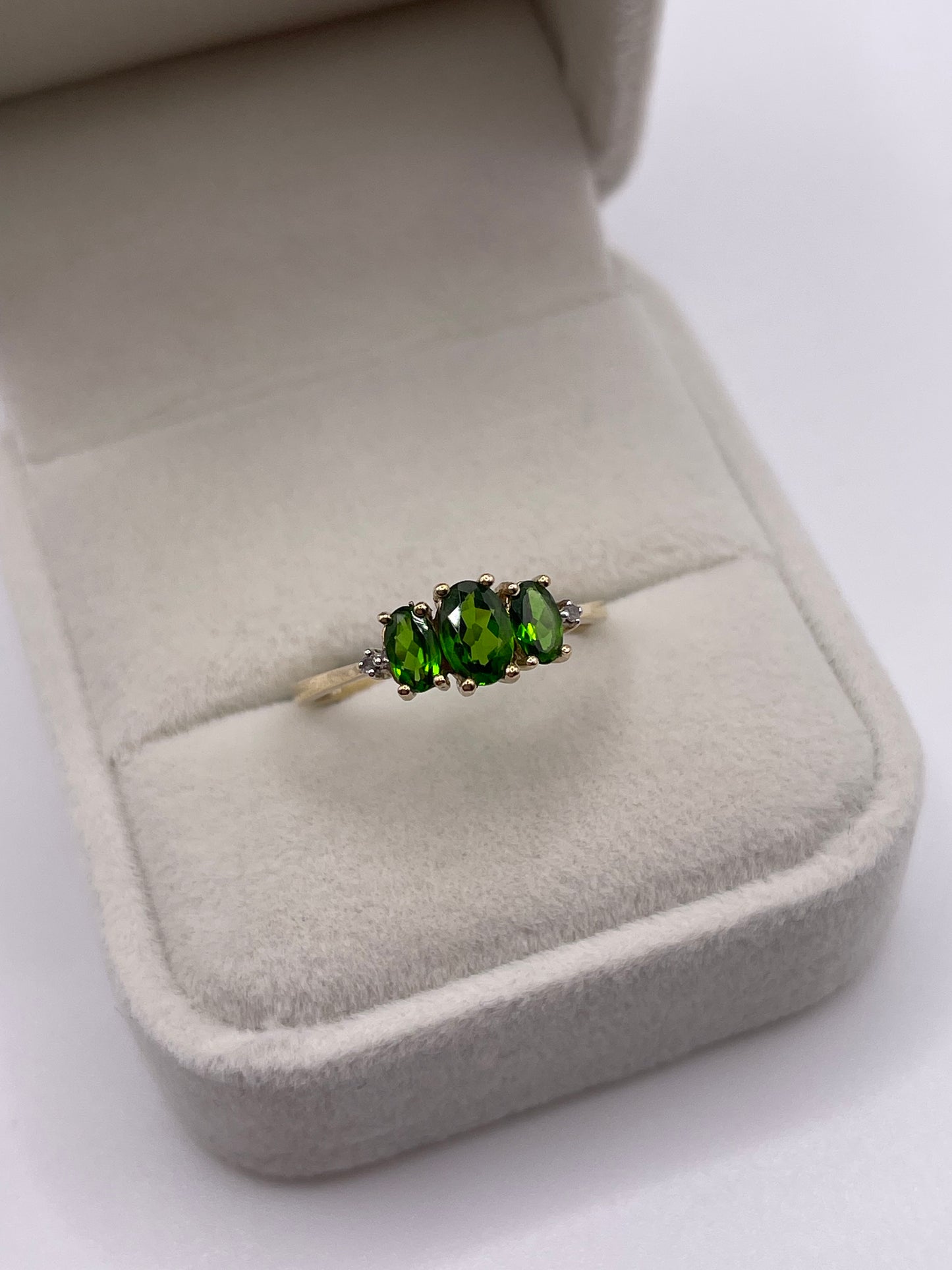 9ct gold diopside and diamond ring