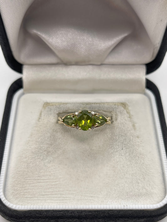 9ct gold peridot and diamond ring