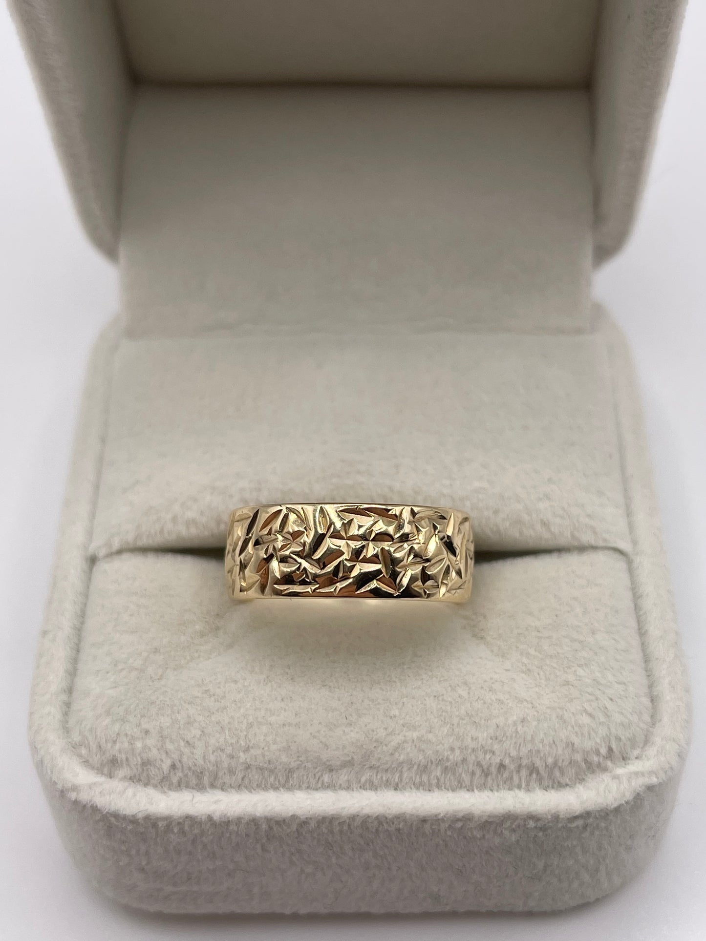 9ct gold patterned band