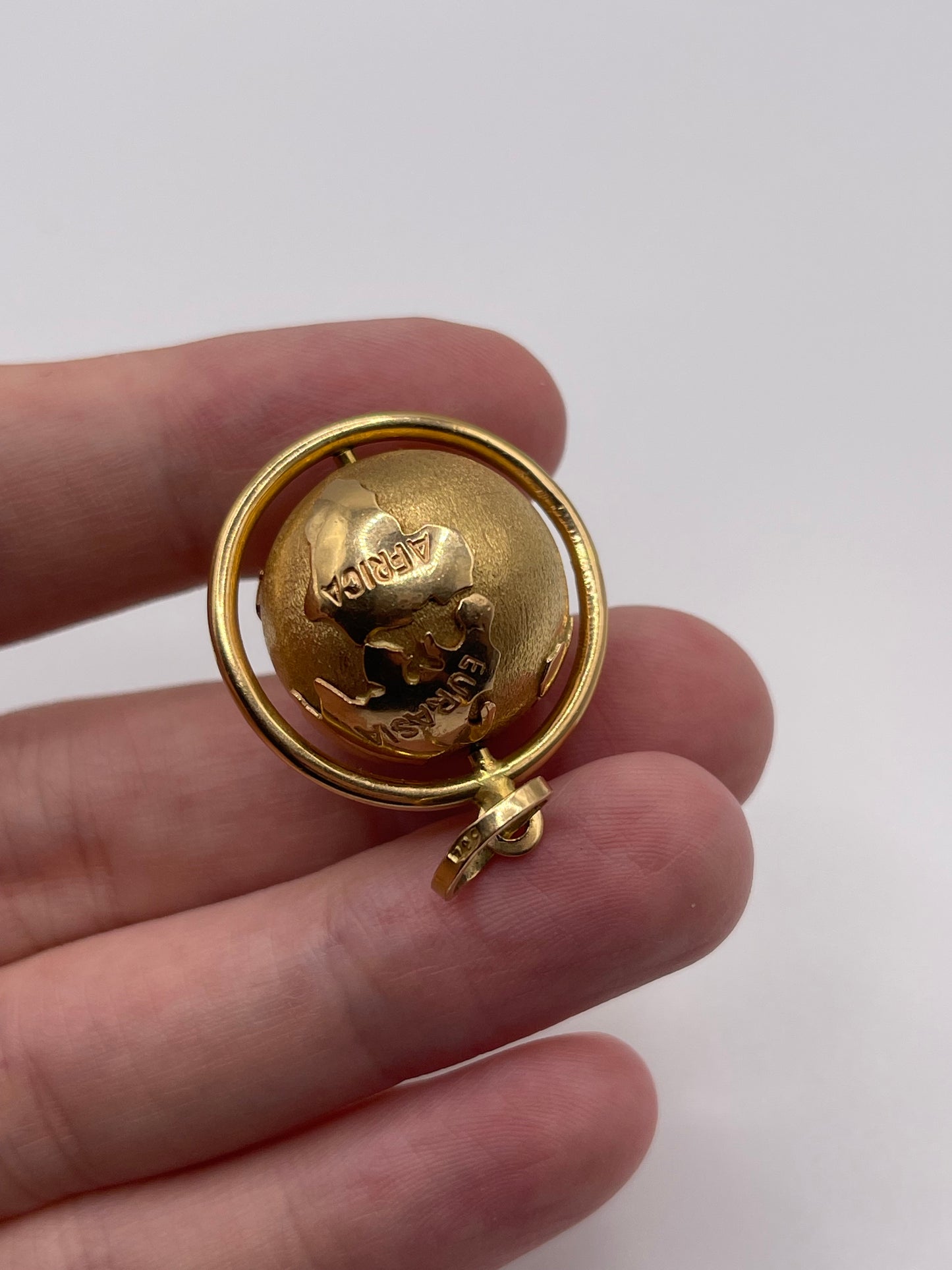 Heavy 18ct gold globe pendant