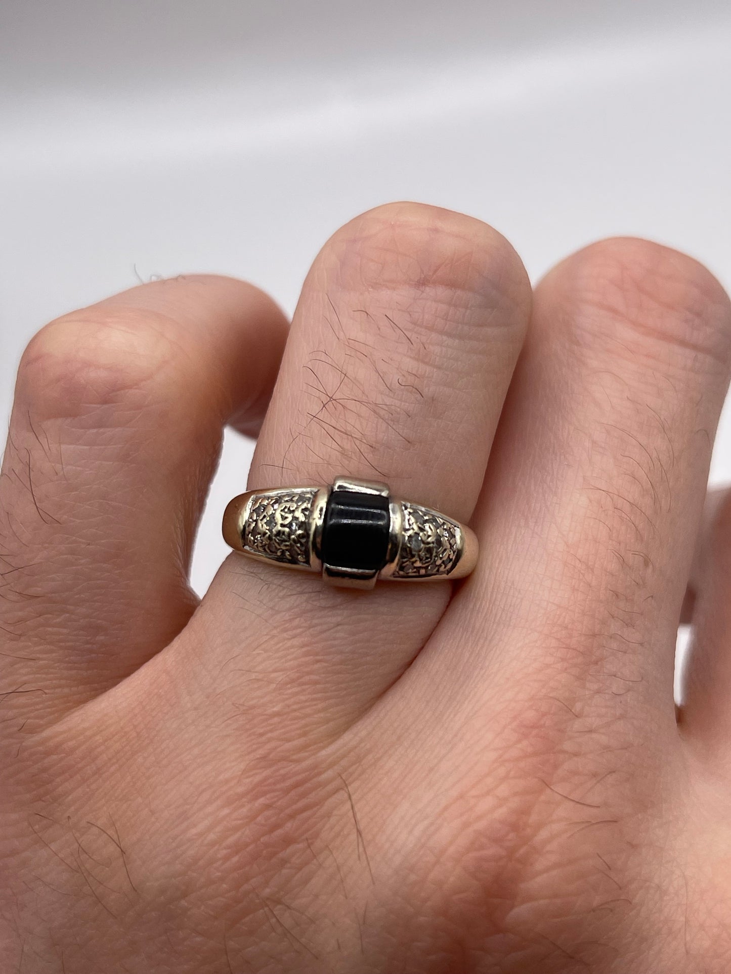 9ct white gold onyx and diamond ring