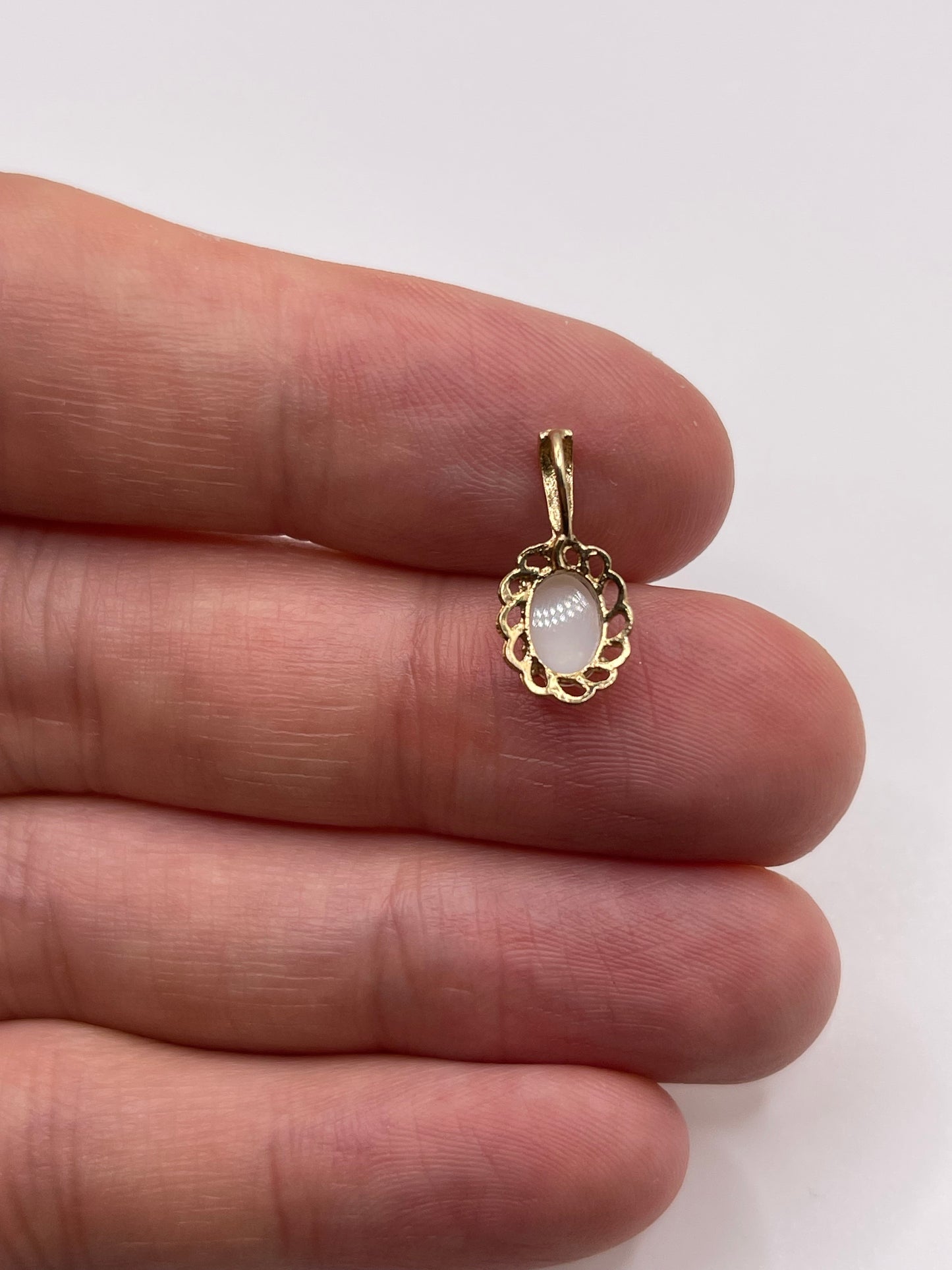 9ct gold opal pendant
