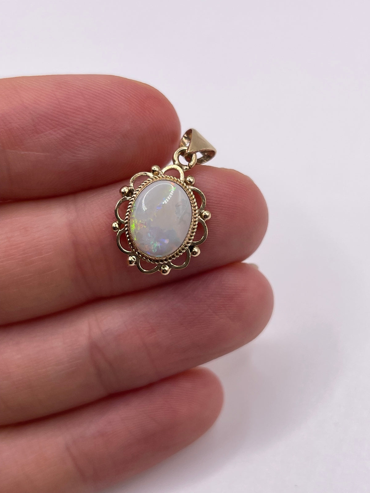 9ct gold opal pendant