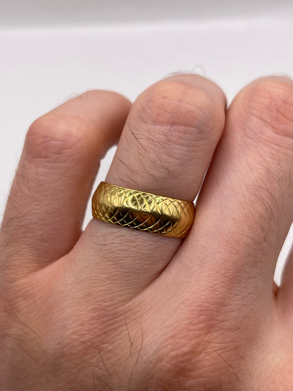 18ct gold patterned band
