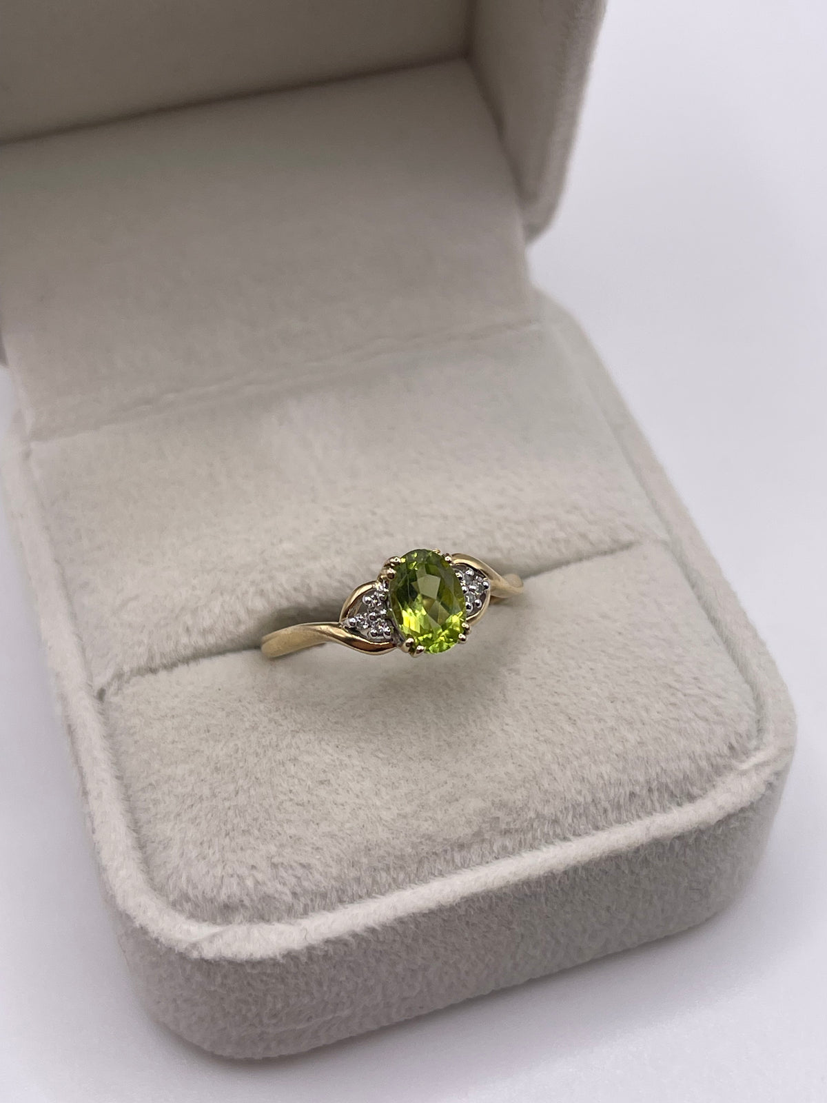 9ct gold peridot and diamond ring