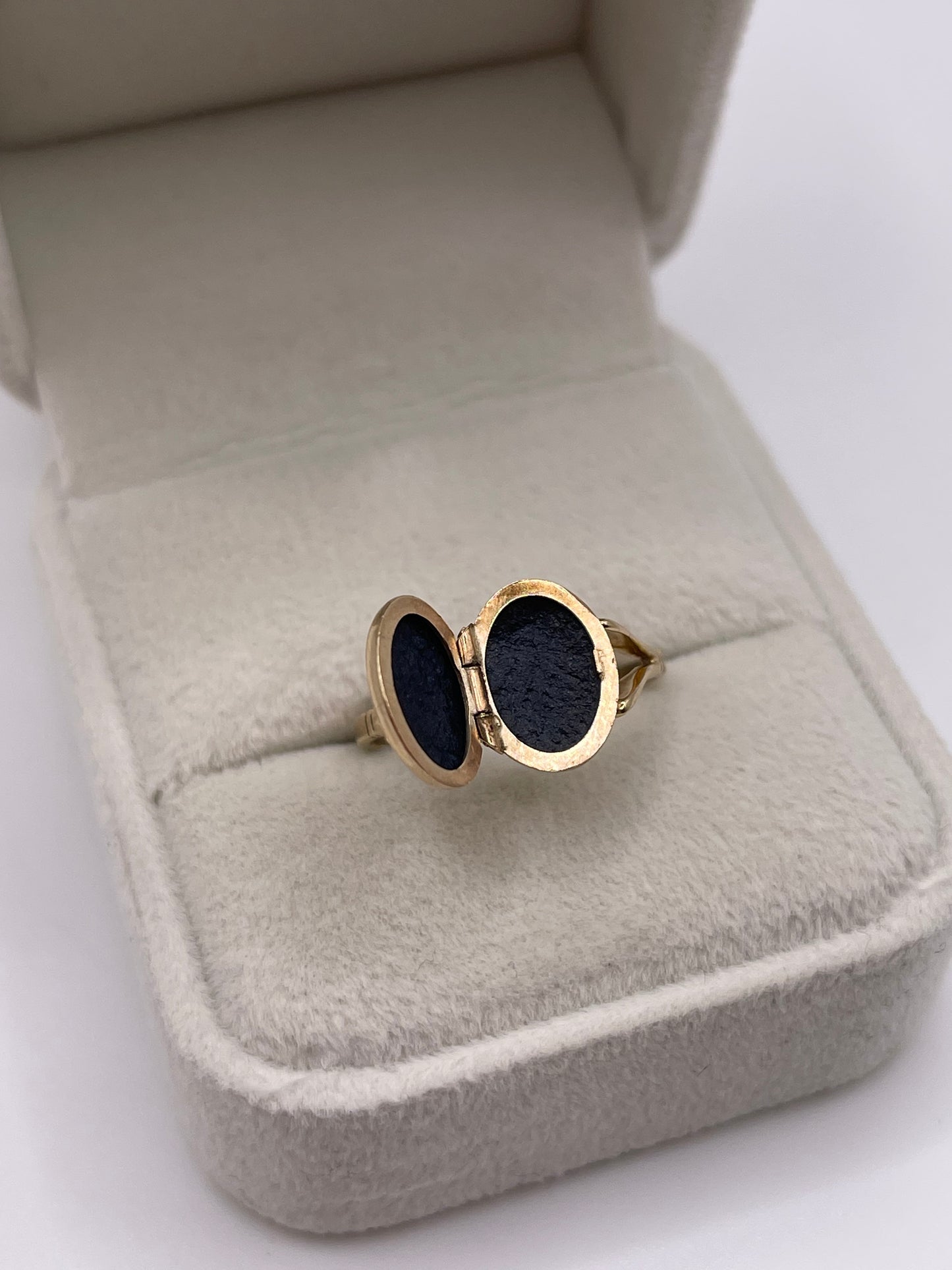 9ct gold locket ring