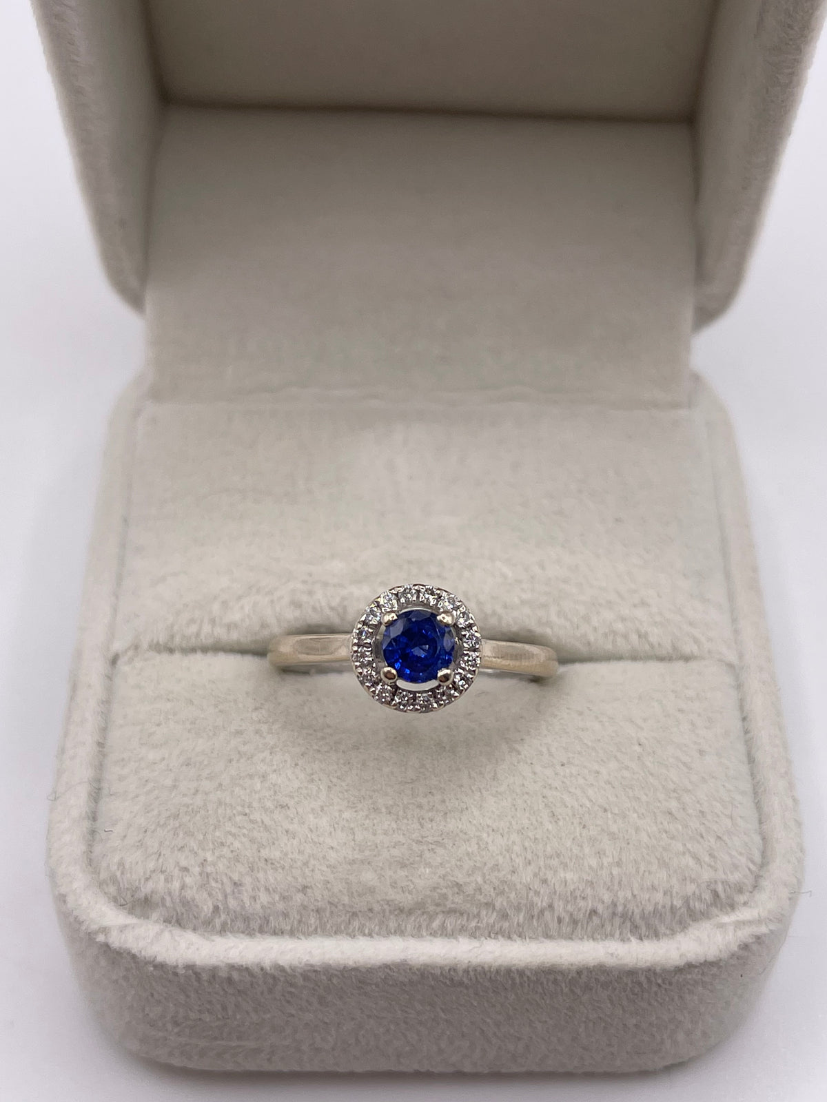 18ct white gold sapphire and diamond ring