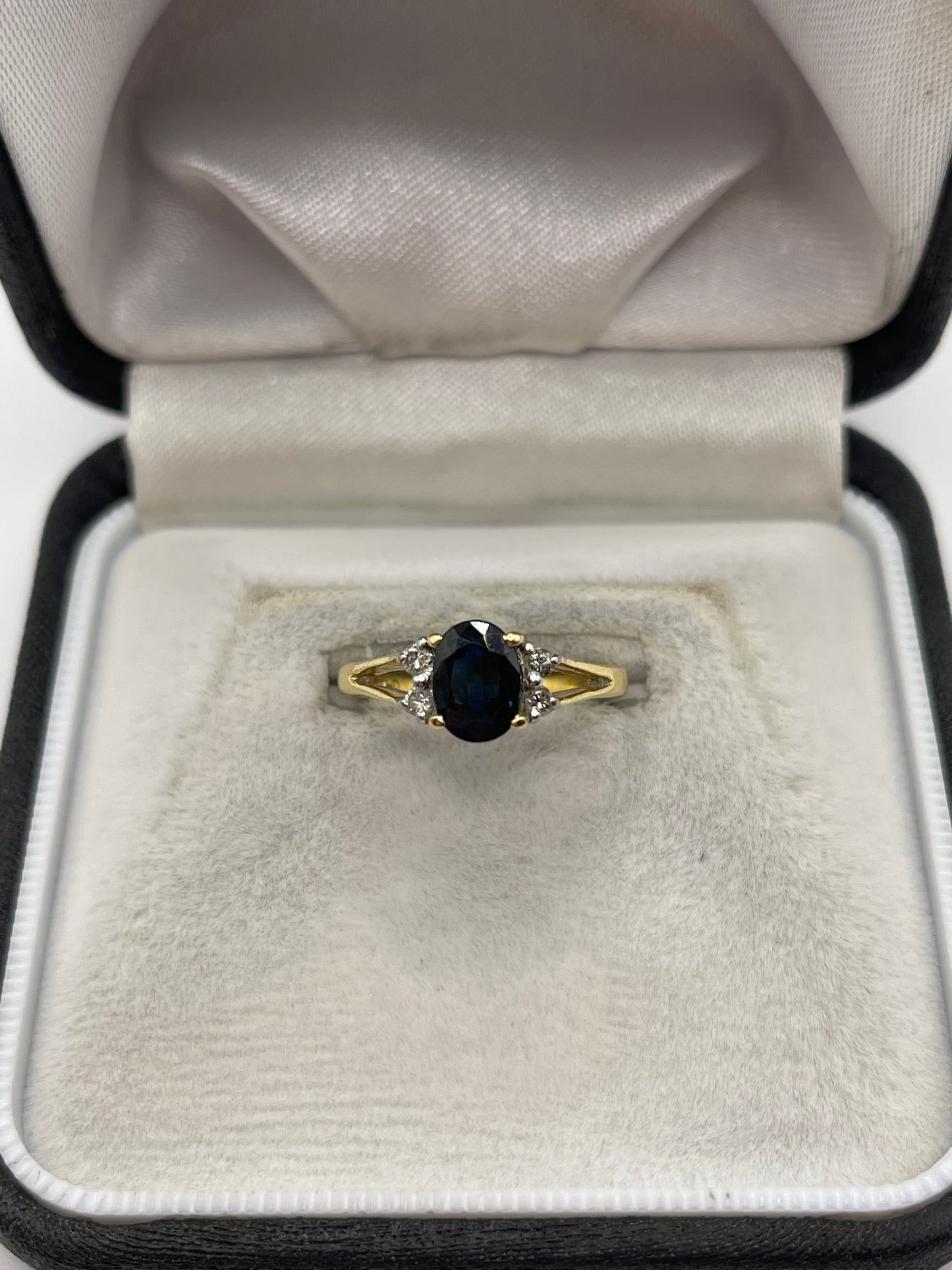 18ct gold sapphire and diamond ring