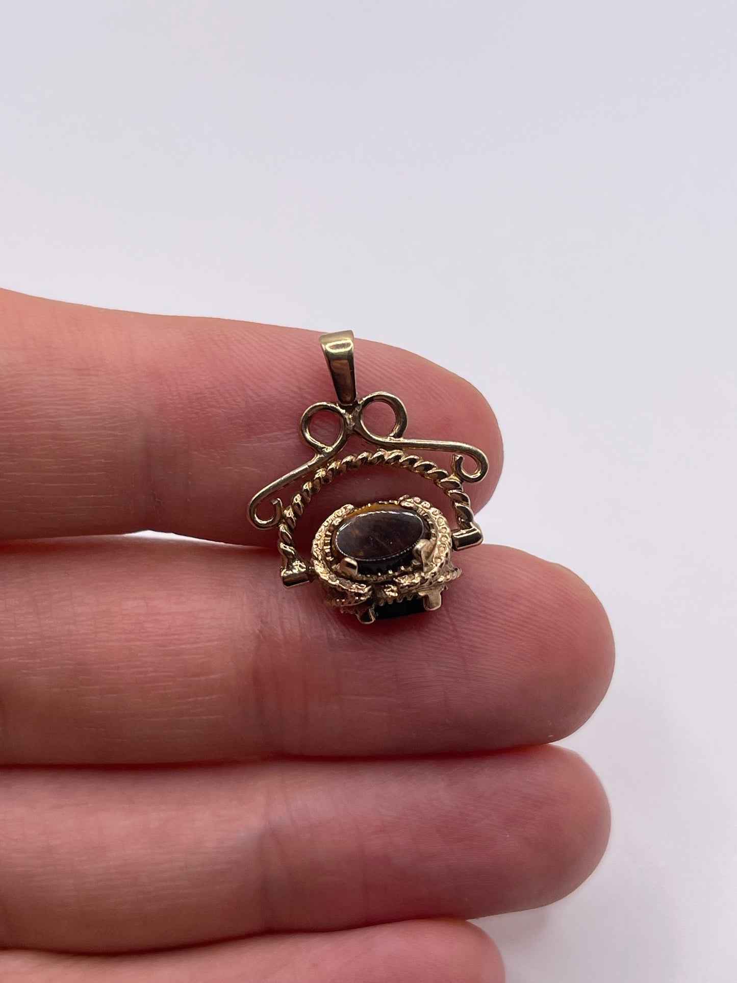 9ct gold gemstone spinning fob pendant