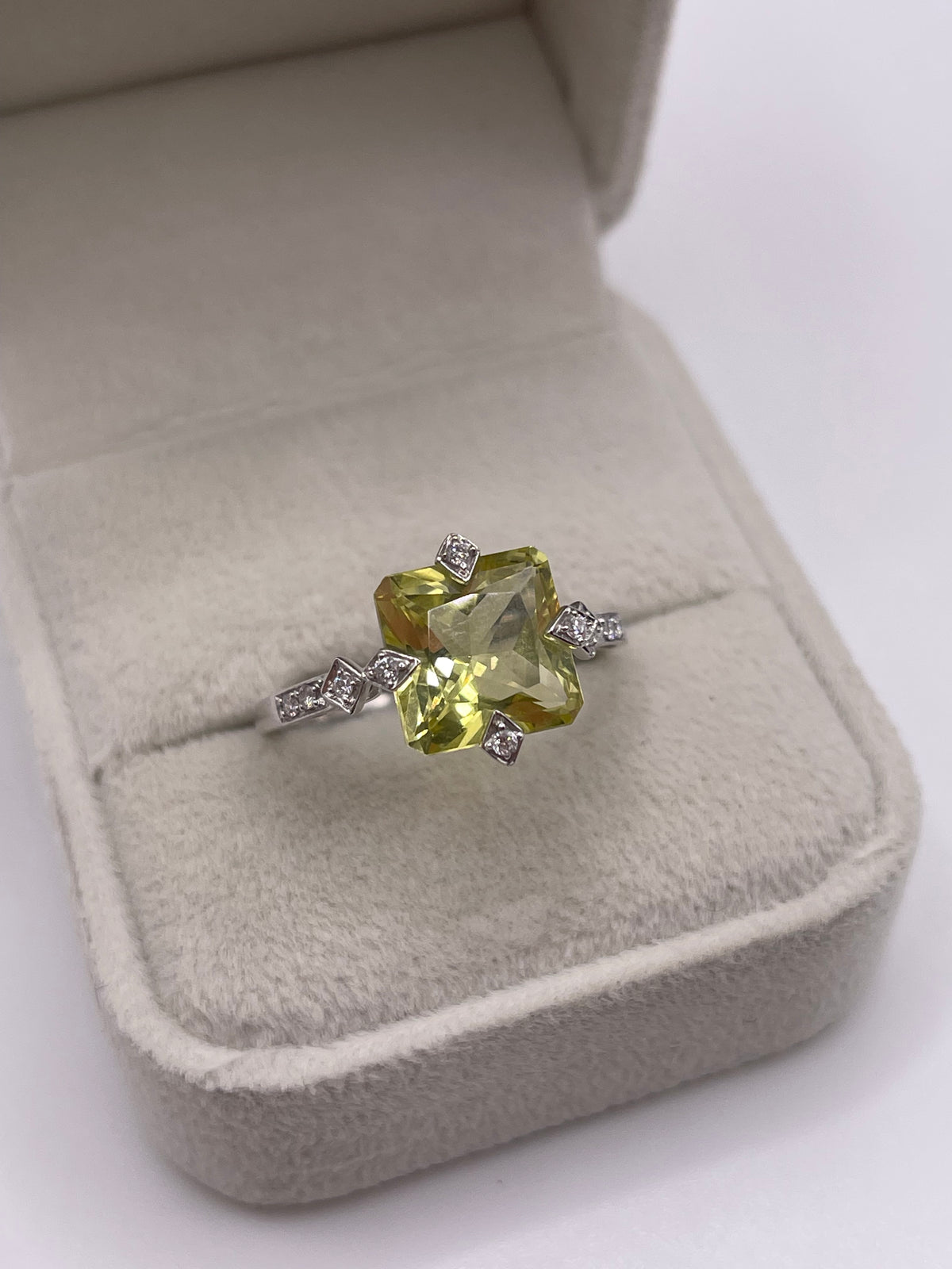9ct white gold lemon quartz and diamond ring