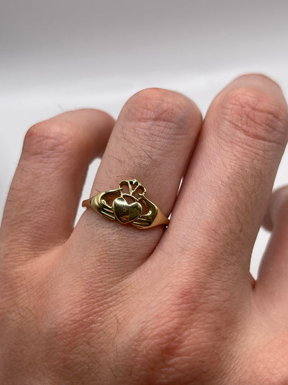 9ct gold claddagh ring