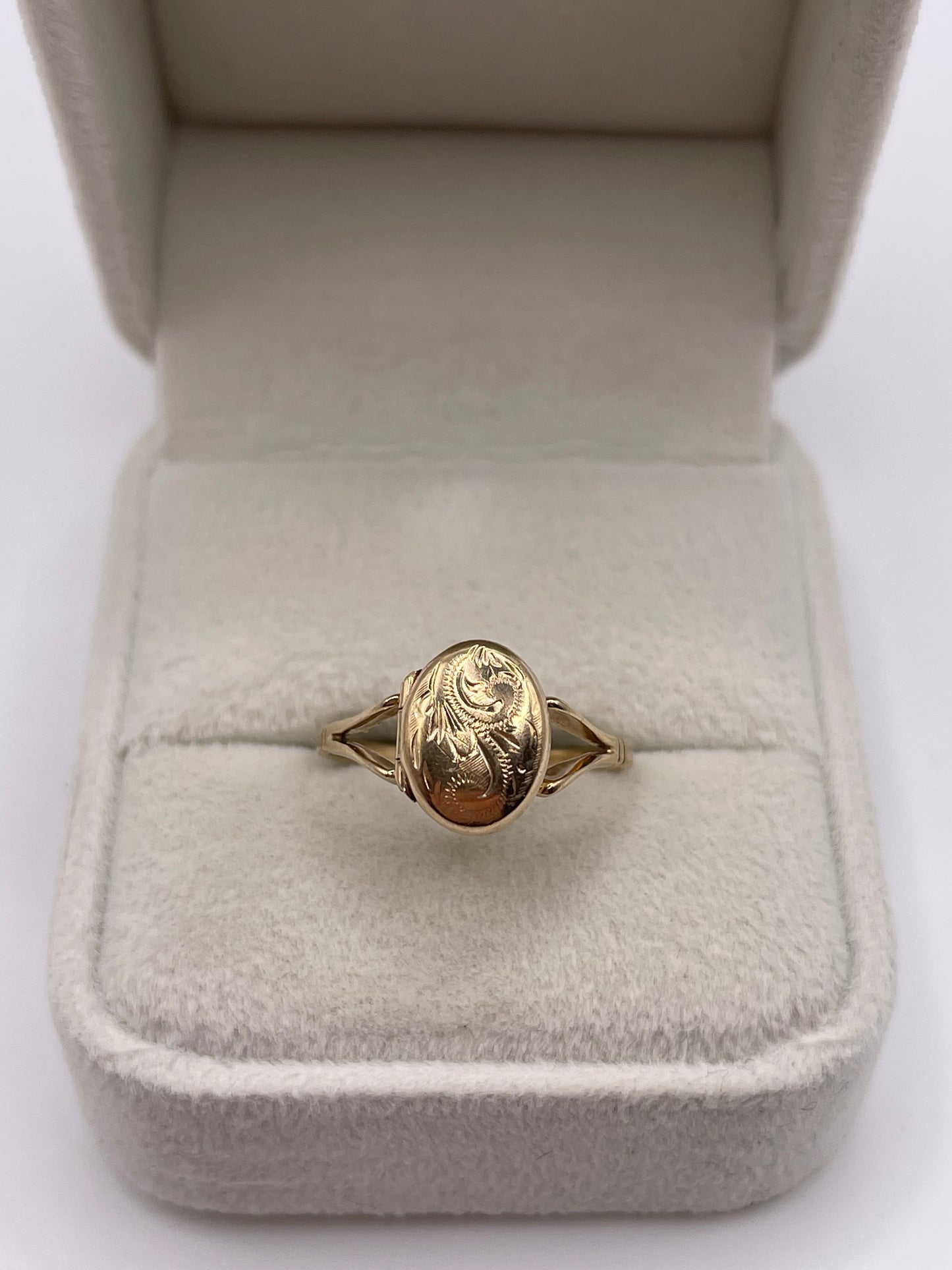9ct gold locket ring