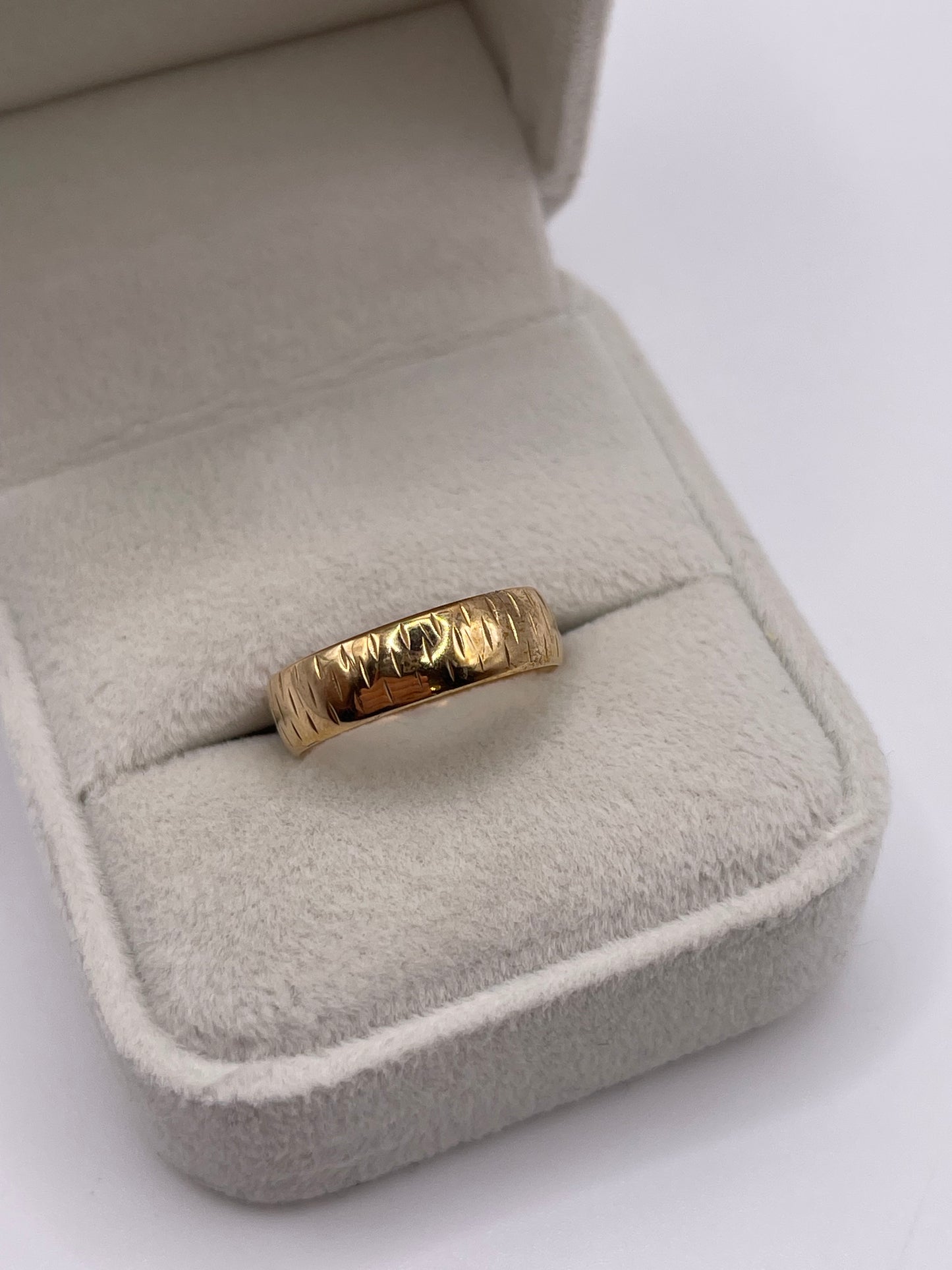 9ct gold patterned band