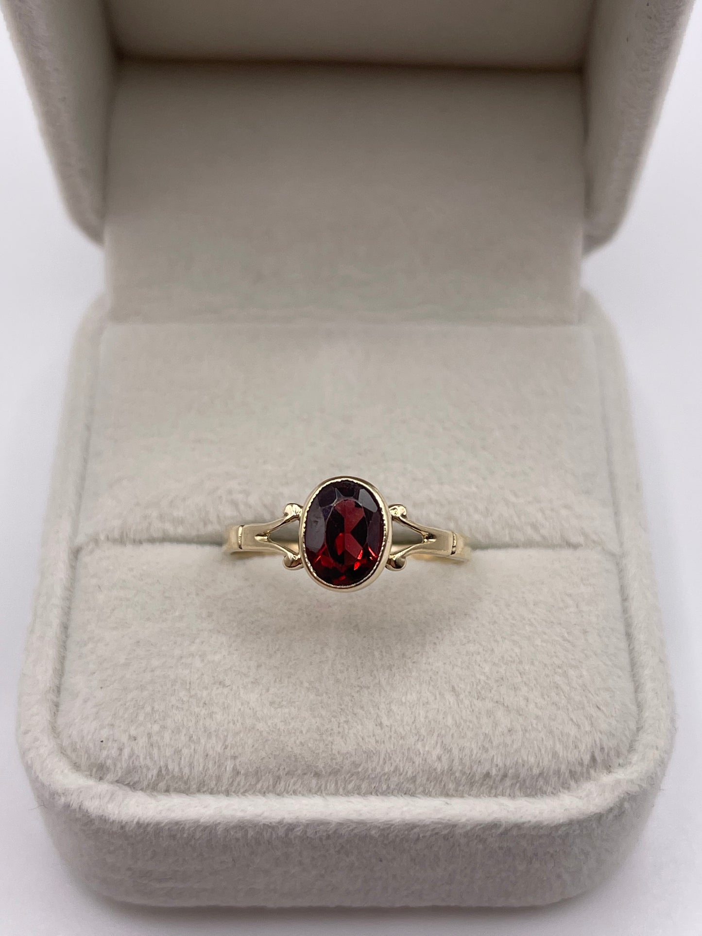 9ct gold garnet ring