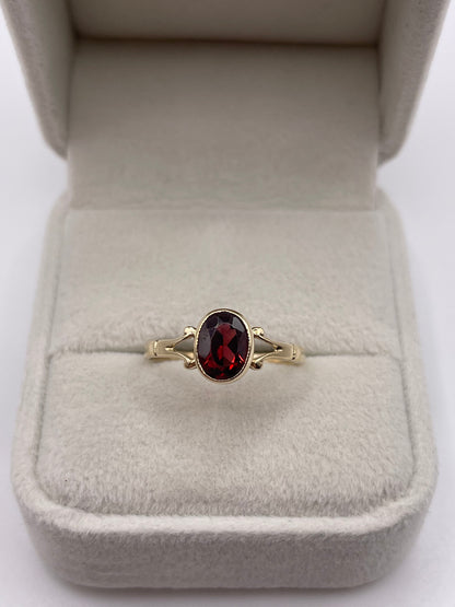 9ct gold garnet ring