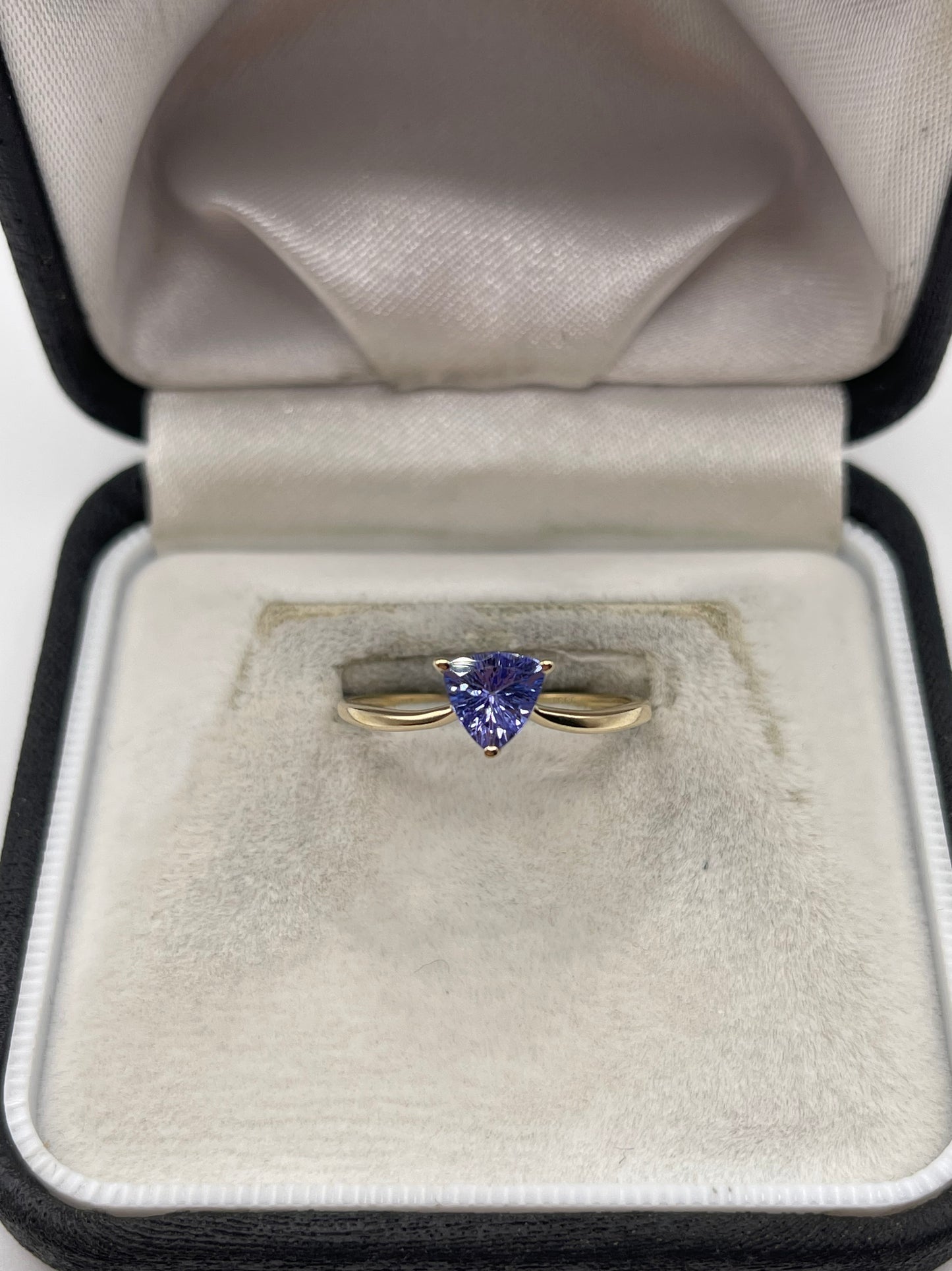9ct gold tanzanite ring