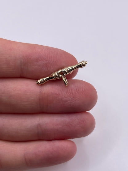9ct gold peridot t bar pendant