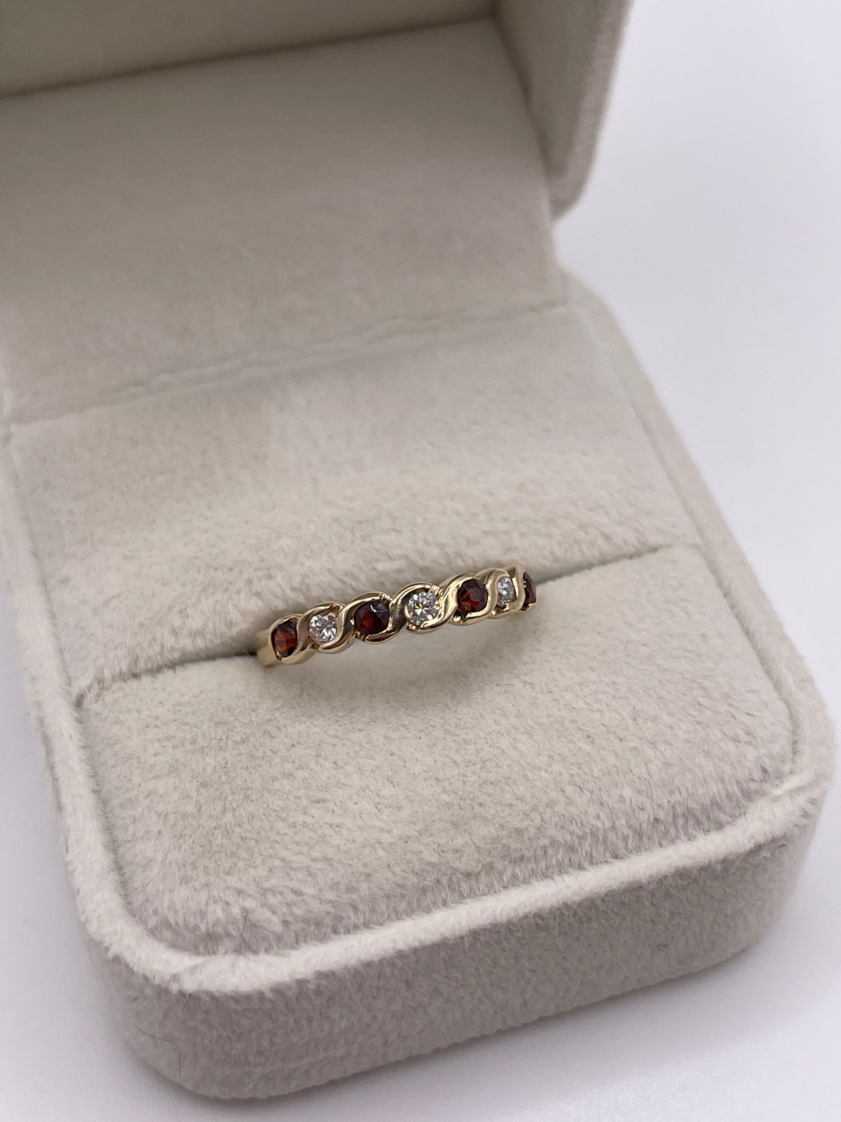 9ct gold garnet and diamond ring