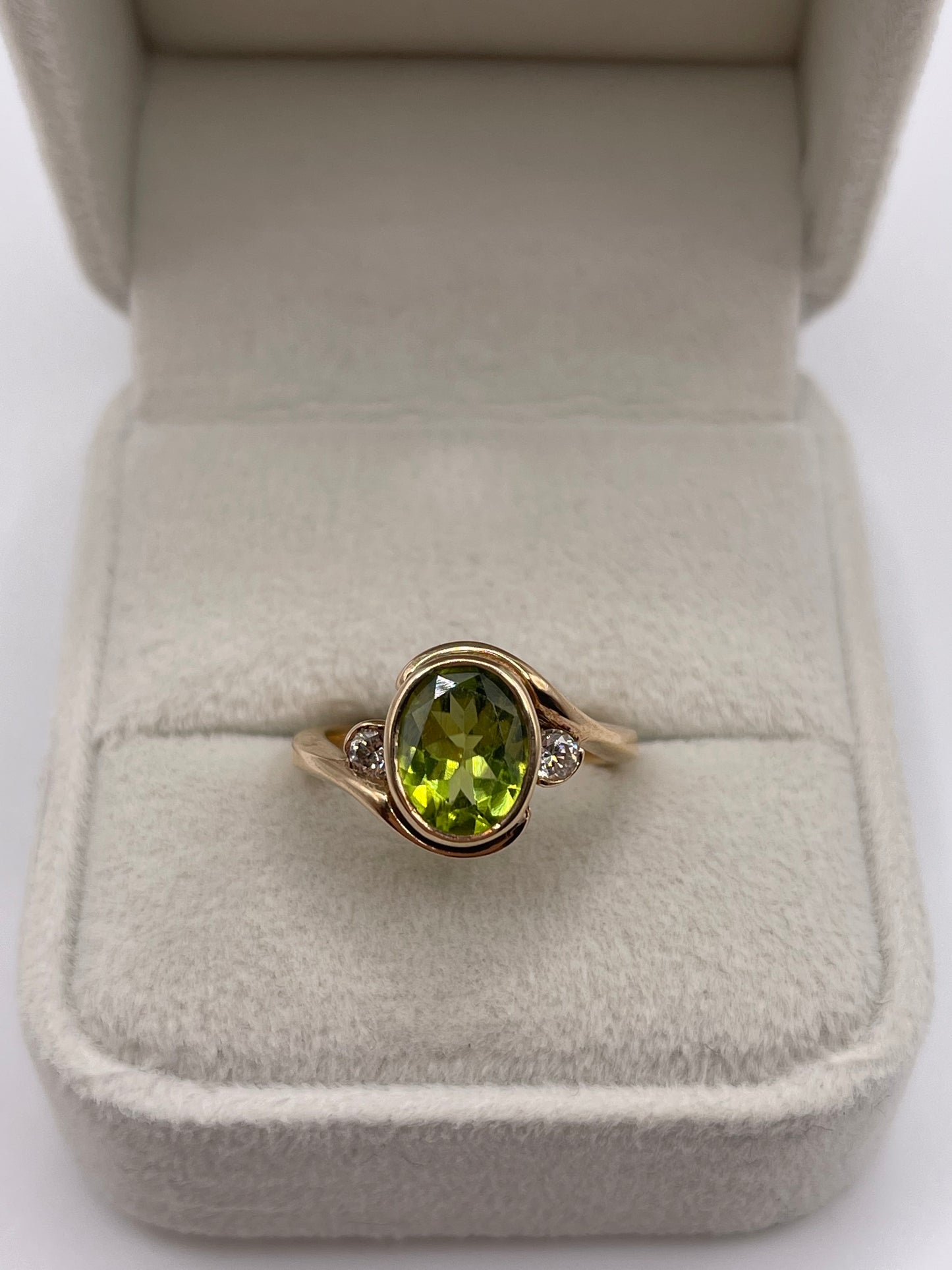 9ct gold peridot and diamond ring