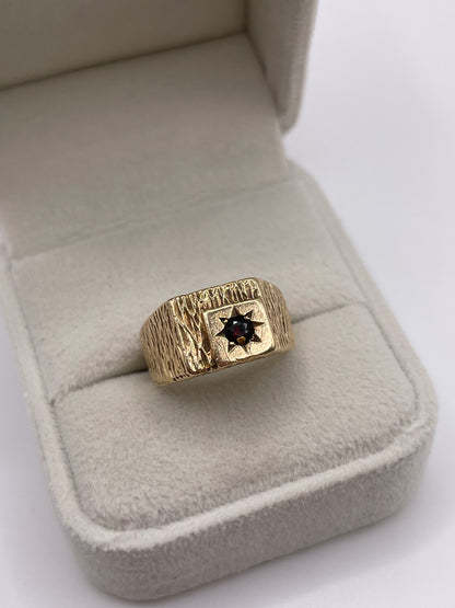 9ct gold garnet signet ring