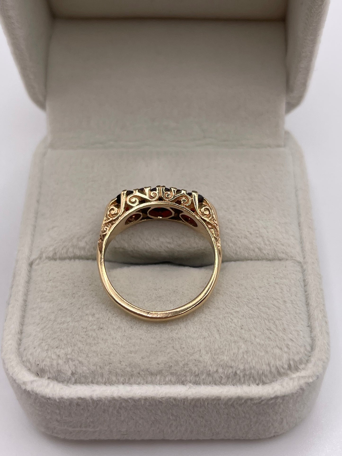 9ct gold garnet ring