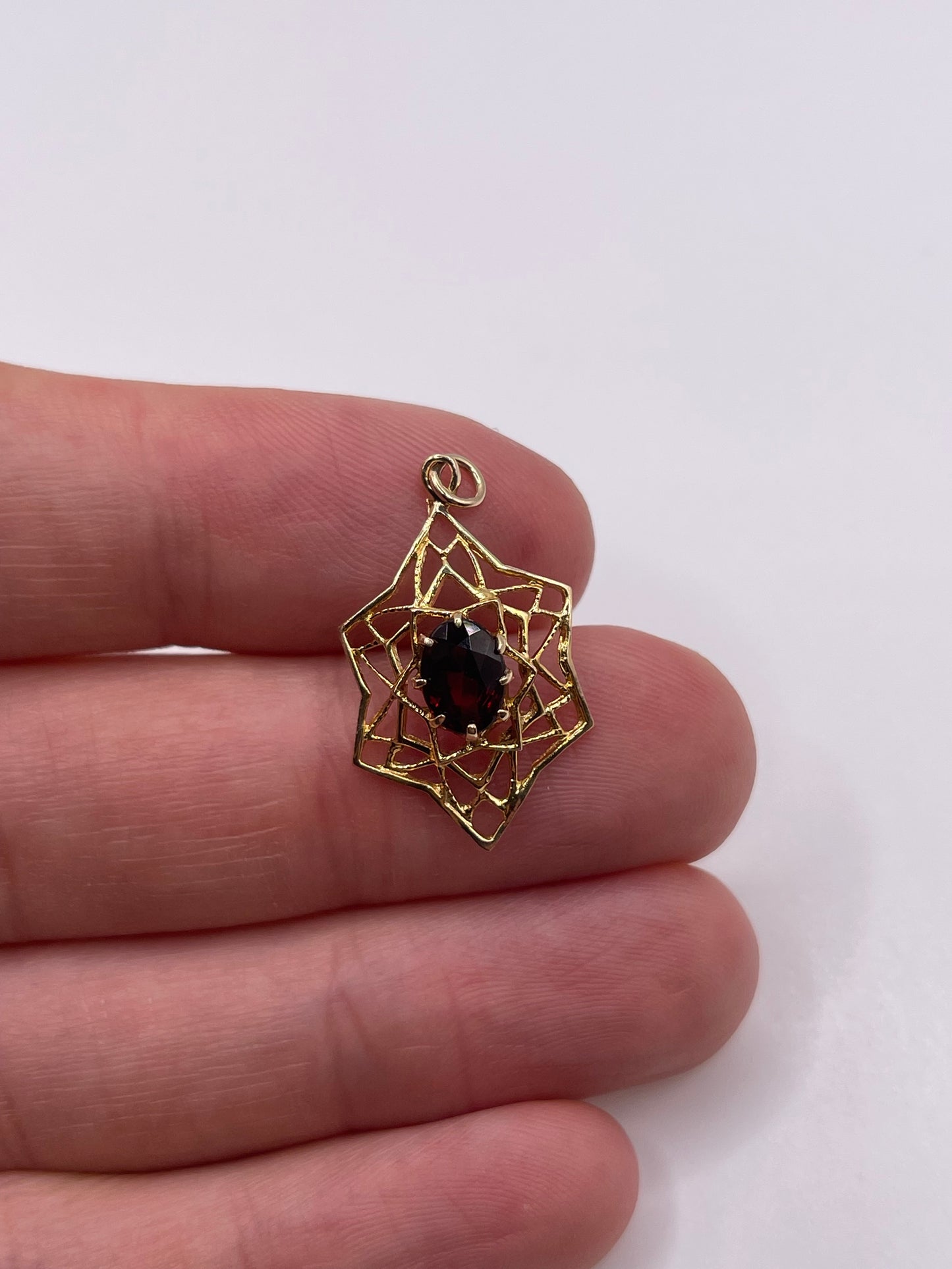 9ct gold garnet pendant